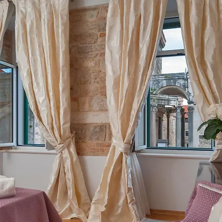 Heritage Antique Szálloda 4*